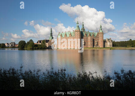 Slot Frederiksborg Castello costruito agli inizi del XVII secolo per il re Cristiano IV sul Castello, Lago, Hillerod, Zelanda, Danimarca, Europa Foto Stock