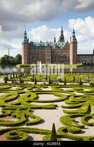 Giardino barocco di Slot Frederiksborg Castello costruito agli inizi del XVII secolo per il re Cristiano IV sul Castello, Lago, Hillerod, Zelanda, Danimarca, Europa Foto Stock