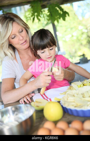 Madre e figlia preparare la torta di mele Foto Stock