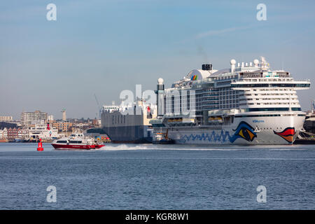 AIDAprima Southampton porto navi da crociera Foto Stock