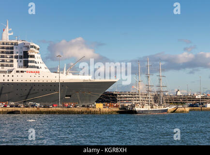 RMS Queen Mary 2 accanto al Lord Nelson Square RiggerSouthampton Foto Stock