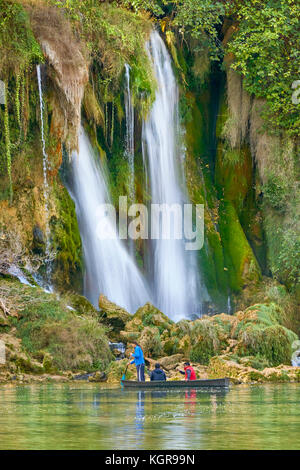 I turisti in barca, cascate di Kravice, Bosnia ed Erzegovina Foto Stock