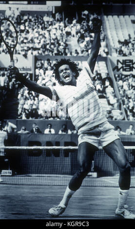 Yannick Noah festeggia dopo aver vinto i 1983 francesi aperti nella finale del Roland Garros. Foto Stock