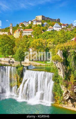 Pliva cascate del fiume e del castello del XIV secolo città di Jajce, Bosnia Erzegovina Foto Stock