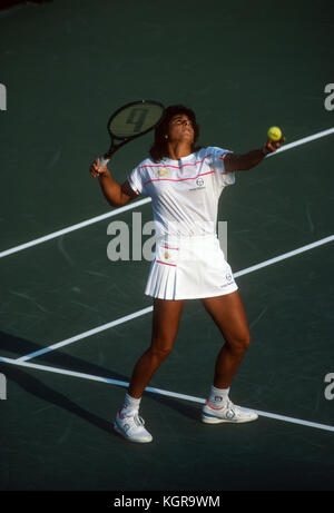 Gabriela Sabatini preparando a servire durante la corrispondenza alla 1990 US Open Foto Stock