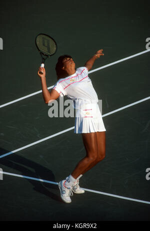 Gabriela Sabatini preparando a servire durante una partita al 1990 U.S. Aprire. Foto Stock