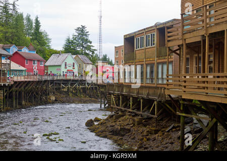 Negozi e magazzini allineate lungo un ruscello che corre attraverso Ketchikan, Alaska. Foto Stock