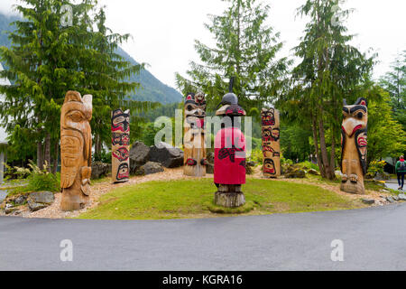 Totem poli disposti in un parco a Ketchikan, Alaska. Foto Stock