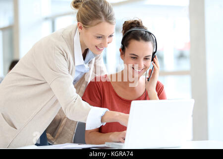 Giovani donne in ufficio a lavorare sul computer portatile Foto Stock