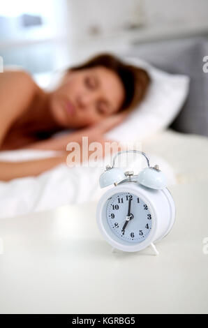 Primo piano della sveglia impostato sul comodino Foto Stock