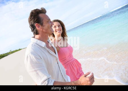 Giovane divertendosi in esecuzione su una spiaggia caraibica Foto Stock