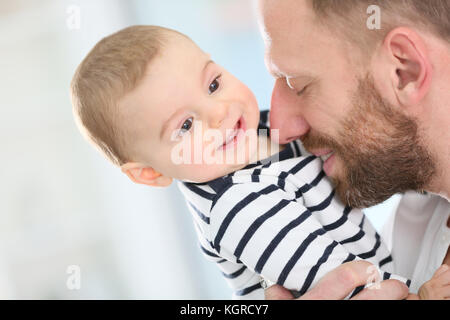 Ritratto di papà abbracciando baby boy Foto Stock