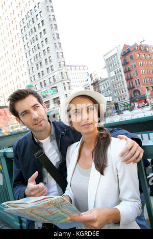Giovane guardando la mappa della città dall'edificio flatiron, NYC Foto Stock