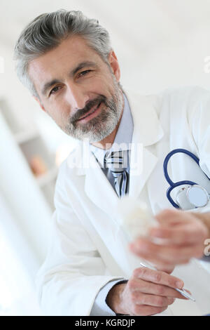 Coppia medico in ospedale dando pillole per il paziente Foto Stock