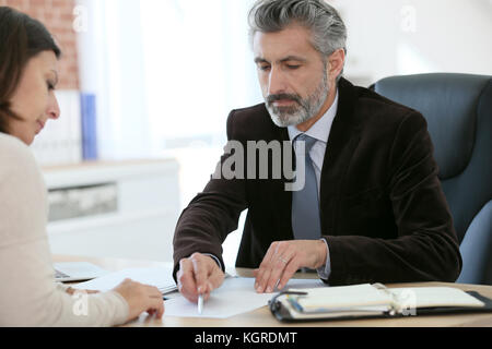 Attorney client di riunione in ufficio per la firma Foto Stock