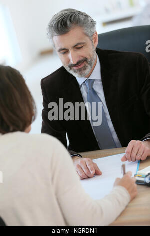 Attorney client di riunione in ufficio per la firma Foto Stock