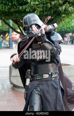 Uomo in Darth Vader costume suona il violino per le strade di Victoria, British Columbia, Canada. Foto Stock