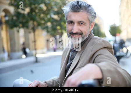 Bel uomo maturo passeggiate in città Foto Stock