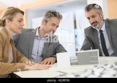 Coppia matura incontro architetto per il progetto di costruzione Foto Stock