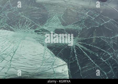 Incidente parabrezza danneggiato o il parabrezza su una vettura con un airbag dispiegato in background Foto Stock