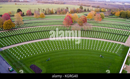 Fotografia aerea mostra il solo americano cimitero di guerra in Gran Bretagna avente le foglie di autunno cancellata in preparazione per i veterani cerimonia della giornata questa settimana.il cimitero di madingley,cambridge, ha 3 812 tombe. il venerdì più di 50 semi di papavero ghirlande sarà prevista presso il cimitero di onorare gli americani sepolto in Inghilterra che morì in entrambe le guerre mondiali. Il servizio verrà includono i membri della Royal Air Force e militari degli Stati Uniti e un minuto di silenzio sarà organizzata per commemorare il giorno. il cimitero copre 30,5 acri di terra con 3 812 lapidi di soldati americani. Foto Stock