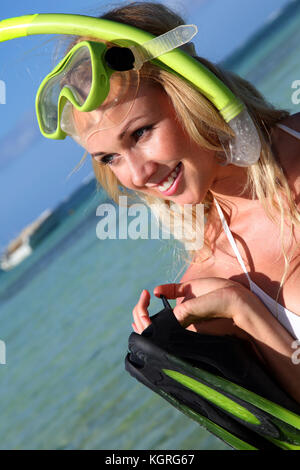 Donna sorridente che indossa lo snorkeling outfit Foto Stock