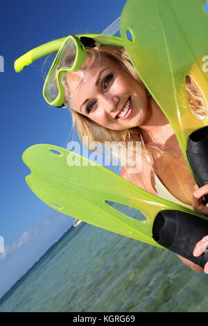 Donna sorridente che indossa lo snorkeling outfit Foto Stock