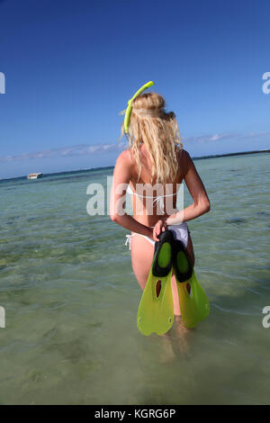 Donna sorridente che indossa lo snorkeling outfit Foto Stock