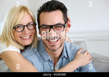 Di mezza età giovane indossando occhiali da vista Foto Stock