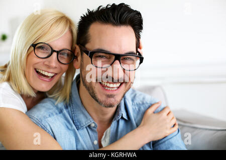 Di mezza età giovane indossando occhiali da vista Foto Stock