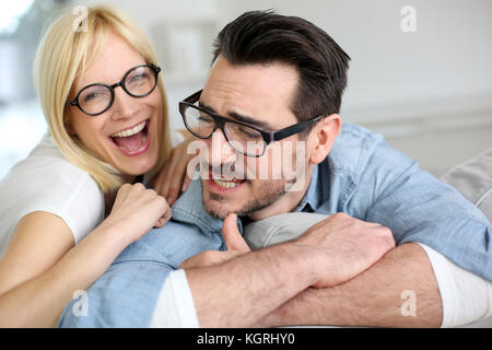 Di mezza età giovane indossando occhiali da vista Foto Stock