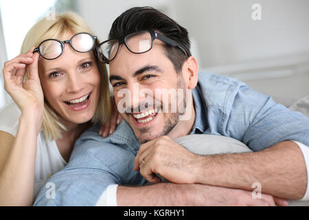 Di mezza età giovane indossando occhiali da vista Foto Stock