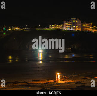 Notte dei falò a Port Erin beach, preparazione per i fuochi d'artificio Foto Stock