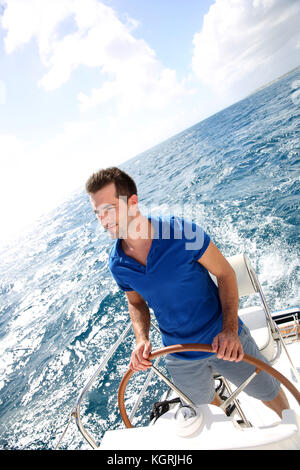 Giovane uomo a vela nel mare dei Caraibi Foto Stock