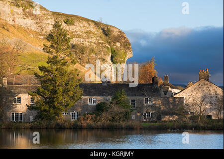 Il villaggio di Kilnsey e Kilnsey Crag nel Yorkshire Dales Foto Stock