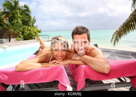 Tempo per il relax in piscina nel caribe Foto Stock