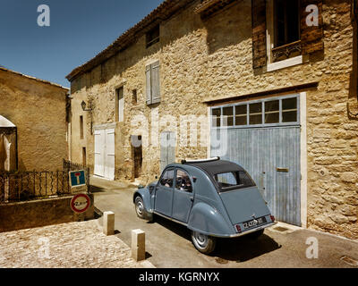 Citroen 2CV nella città di Ansouis : Vaucluse en Provence Francia Foto Stock