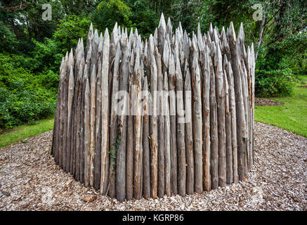 Australia, Nuovo Galles del Sud, Central Coast, trementina pole arte di installazione intitolata "rifugio" al Edogawa giardino commemorativo, Est Gosford Foto Stock