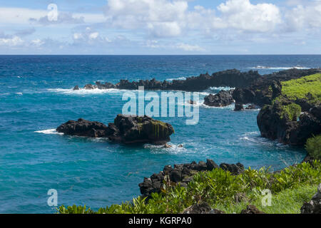 Stato waiʻanapanapa park che si trova nella città di Hana Hawaii, caratteristica vulcanica bellissime spiagge di sabbia nera e le meravigliose coste sentieri escursionistici che l Foto Stock