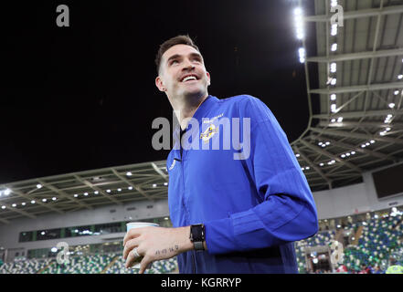 Kyle Lafferty dell'Irlanda del Nord prima del gioco di qualificazione della Coppa del mondo 2018, prima partita al Windsor Park di Belfast. Foto Stock