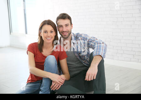 Moda giovane seduto sul pavimento della casa Foto Stock