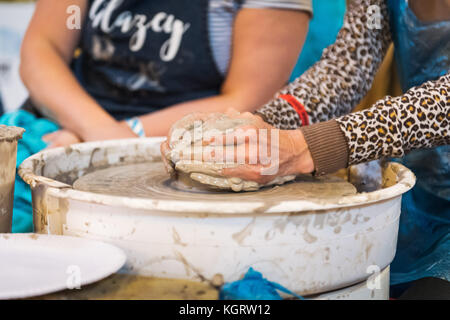 Una donna di mani di gettare una pentola di creta Foto Stock