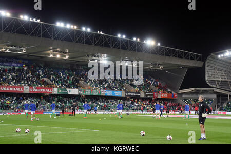 I giocatori dell'Irlanda del Nord si riscaldano prima della partita di prima tappa della Coppa del mondo 2018 al Windsor Park di Belfast. Foto Stock