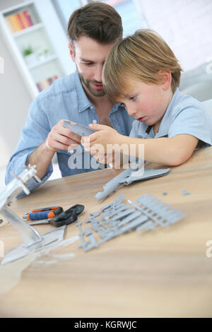 Padre e figlio assemblaggio aereo mock-up Foto Stock