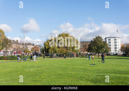 Dean Gardens, Broadway, West Ealing, London Borough of Ealing, Greater London, England, Regno Unito Foto Stock