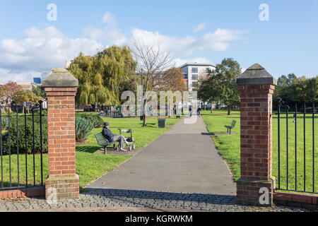 Gate in Dean Gardens, Broadway, West Ealing, London Borough of Ealing, Greater London, England, Regno Unito Foto Stock