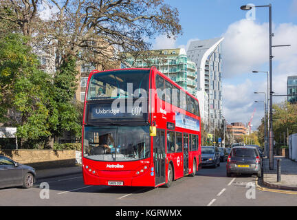 Double-decker bus Routemaster, Uxbridge Road, Ealing, London Borough of Ealing, Greater London, England, Regno Unito Foto Stock