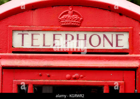 Telefono rosso stand in Scozia, Regno Unito. Foto Stock