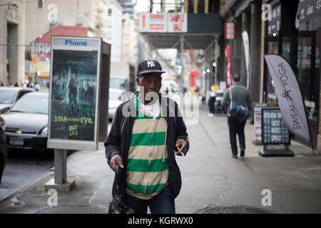 NEW YORK CITY, NY, STATI UNITI D'AMERICA - Ottobre 2017 - uomo non identificato tenendo un cigarrette e camminare per le strade di Manhattan Foto Stock