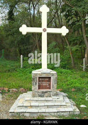 Croce di pietra monumento, cristiano ortodosso, in posizione di stazionamento Foto Stock